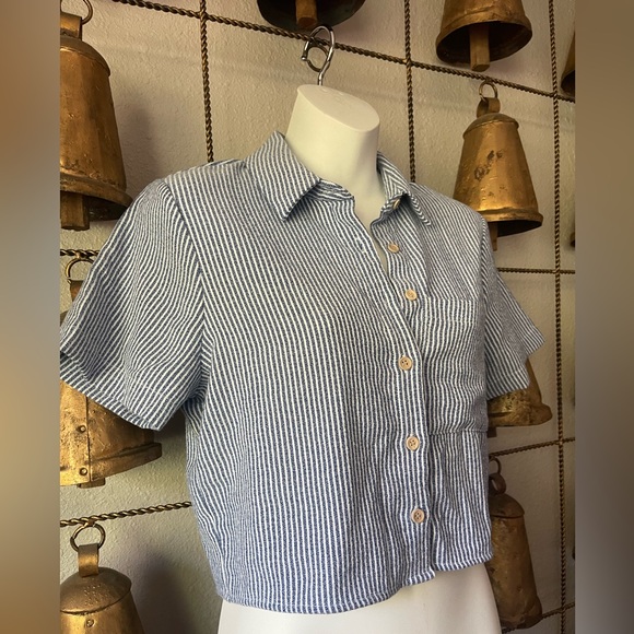 Women’s cropped collar button down - Picture 2 of 5